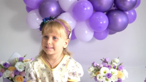 Fille Anniversaire Slow Motion Avec Une Belle Zone Photo Ballons — Video