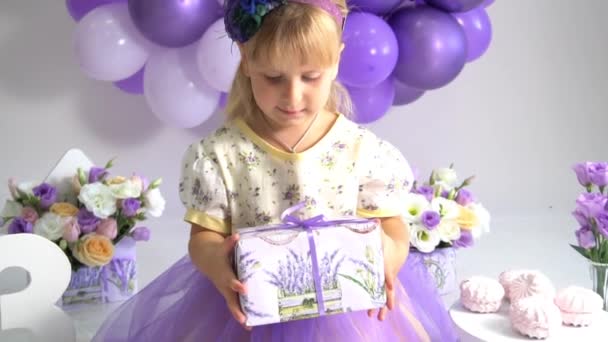 Slow Motion Schattig Grappig Meisje Jaar Spelen Met Geschenkdoos Verjaardagsfeest — Stockvideo