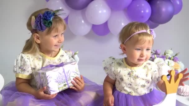 Slow Motion Girls Comemora Aniversário Com Balões Presentes Estúdio — Vídeo de Stock