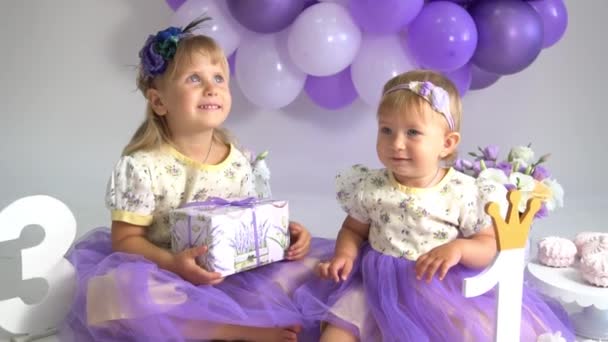 Pomalý Pohyb Roztomilé Malé Dítě Batole Princezna První Narozeniny Party — Stock video