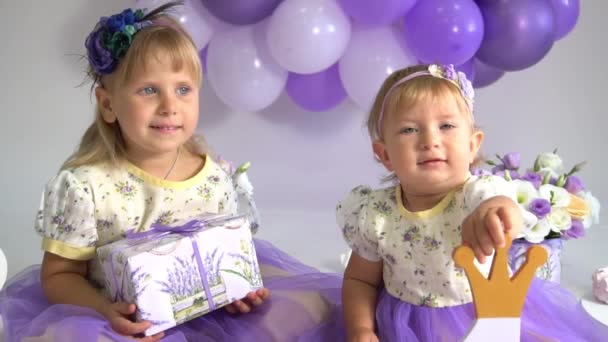 Slow Motion Girls Celebrates Birthday Balloons Gifts Studio — ストック動画
