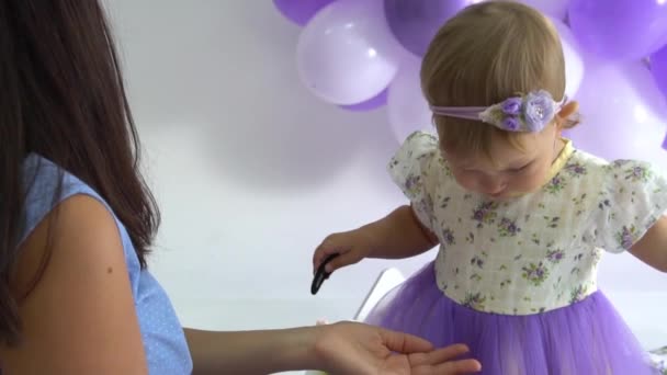 Slow Motion Szczęśliwa Mama Zabawia Się Swoją Roczną Córką — Wideo stockowe