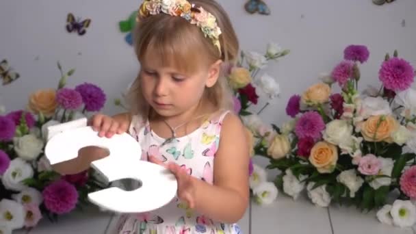 Маленькая Счастливая Девочка Года Рождения Цветы Яркая Одежда — стоковое видео