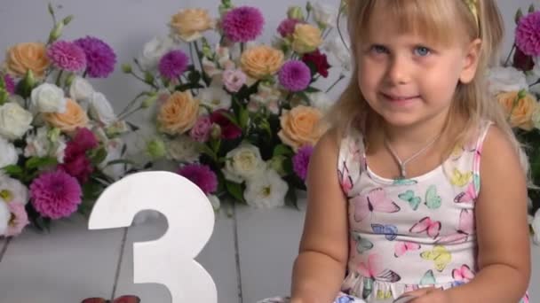 Gelukkige Verjaardag Jaar Oud Meisje Jurk Verjaardags Versieringen Met Bloemen — Stockvideo