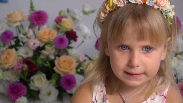 お誕生日おめでとうございます3歳の少女です 花飾り — ストック動画