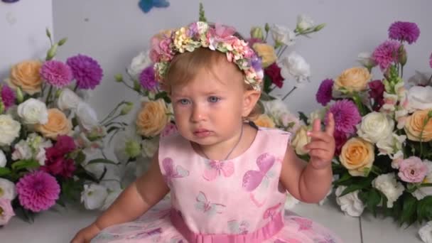 Slow Motion Baby Flicka Firar Första Födelsedag — Stockvideo