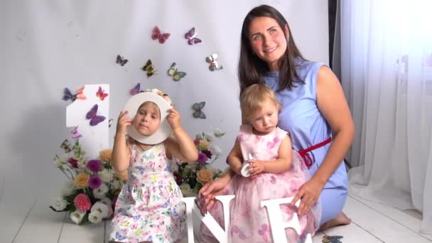 Matka Dziecko Dziewczyna Gra Całuje Przytula Tle Kwiatami — Wideo stockowe
