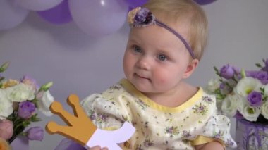 Yavaş hareket eden mutlu çiçekli çocuk.