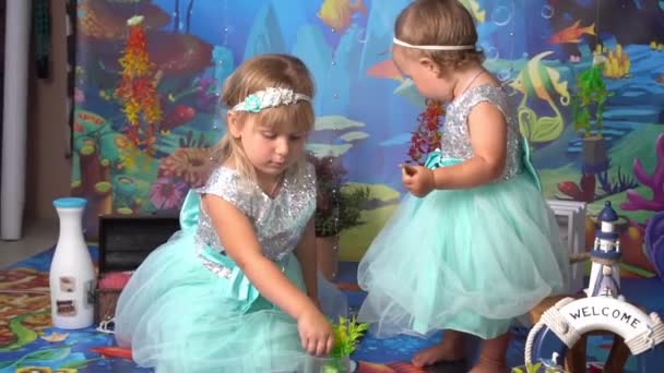 Две Маленькие Блондинки Играют Раковинами Звездами Якорем Фонарями Морпехами — стоковое видео