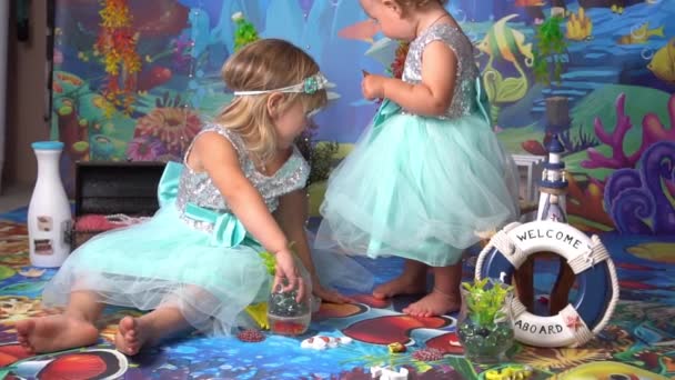 Lambat Gerak Dua Gadis Lucu Bermain Dekorasi Laut — Stok Video