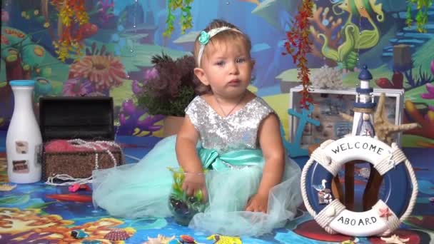 Nettes Kleines Mädchen Marine Stil Kleines Seemädchen Wartet Auf Sommerferien — Stockvideo
