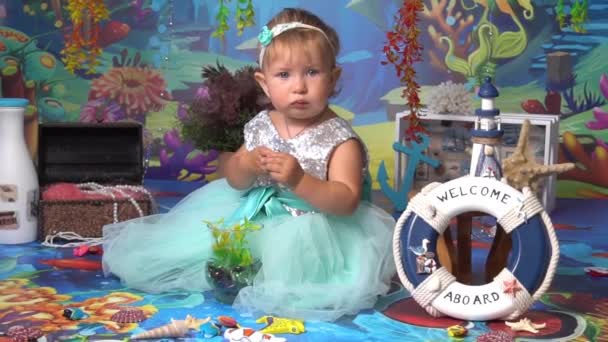 スローモーション小さなブロンド女の子とともに青い目でザ海洋スタイル — ストック動画