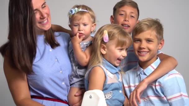 Slow Motion Glücklich Liebende Familie — Stockvideo