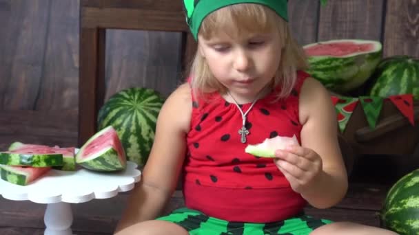 Das Kind Isst Wassermelonen Ernte — Stockvideo