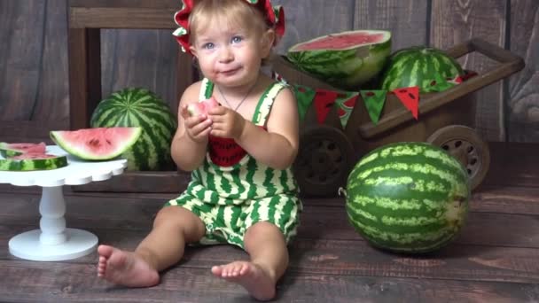 Ernstes Kind Mit Saftigen Wassermelonen Das Konzept Der Kindlichen Entwicklung — Stockvideo