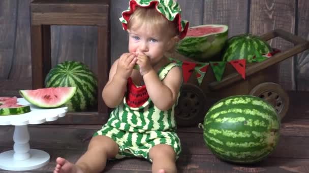 Zeitlupe Lustiges Porträt Eines Schönen Mädchens Der Nähe Von Wassermelonen — Stockvideo