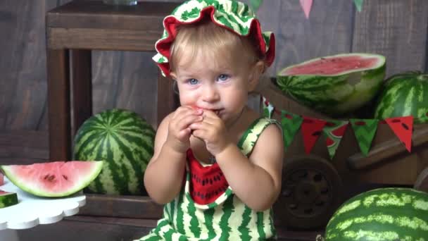 Zeitlupe Ein Süßes Kleines Mädchen Mit Wassermelonenstücken — Stockvideo