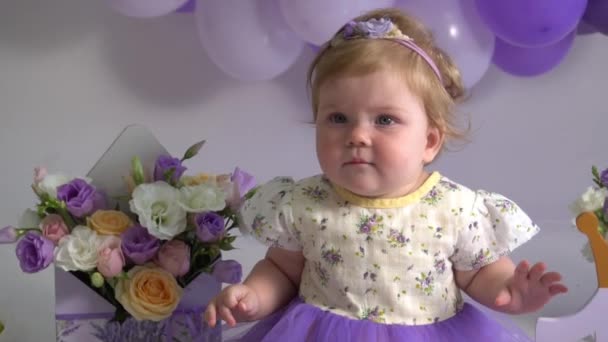 宝宝的第一个生日 漂亮的小女孩在庆祝生日 — 图库视频影像