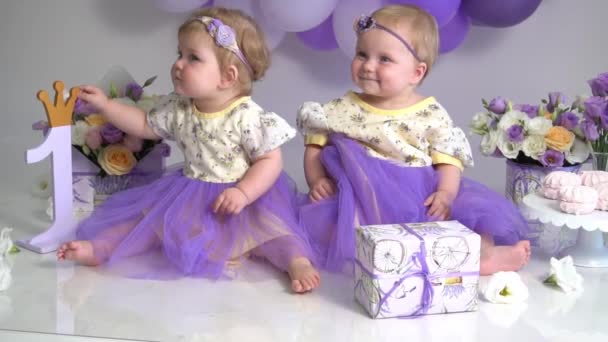 Dwie Dziewczynki Sukienkach Bukietem Kwiatów Siedzących Podłodze — Wideo stockowe