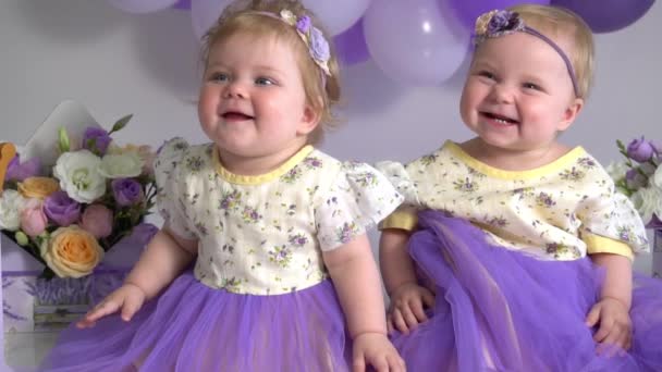 Movimento Lento Casal Bebês Irmãs Estão Vestindo Roupas Moda — Vídeo de Stock