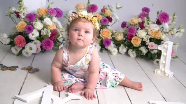 Ładna Dziewczynka Bawiąca Się Różowym Pokoju Dziecięcym — Wideo stockowe