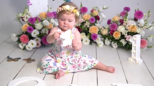 Anniversaire Fille Assis Dans Zone Photo Entouré Fleurs — Video