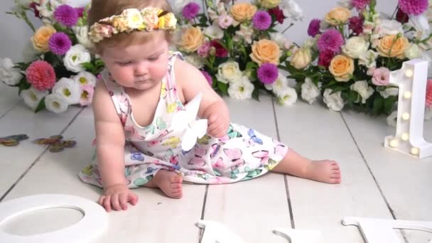 Slow Motion Una Hermosa Niña Vestido Elegante Con Flores — Vídeo de stock