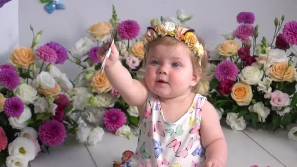 Schöne Baby Sitting Mit Einem Strauß Blumen — Stockvideo