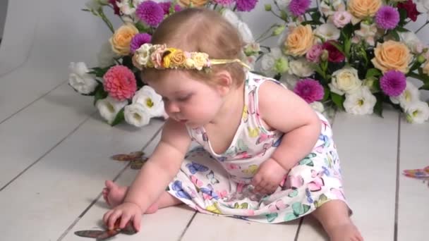 Slow Motion Mała Dziewczynka Wiosennymi Kwiatami — Wideo stockowe