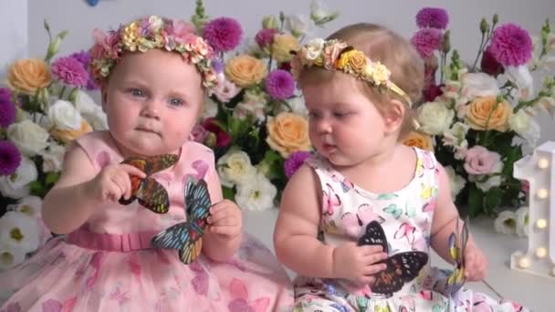 Einjährige Zwillinge Geburtstag Schwestern Feiern Ihren Geburtstag — Stockvideo