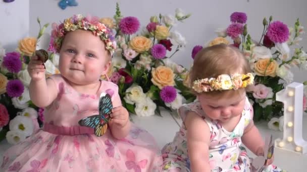 Slow Motion Cute Twin Sisters Celebrating 1Th Birthday — ストック動画