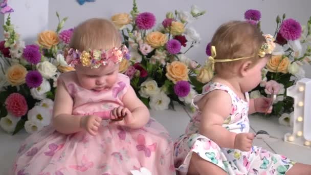 Ein Einjähriges Baby Feiert Geburtstag Erster Babygeburtstag Niedliches Kleines Baby — Stockvideo