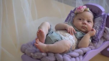 4K Yeni doğmuş güzel bir kızın portresi.