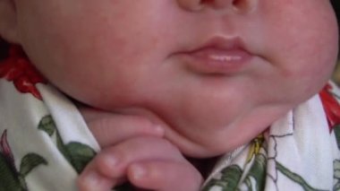 Yeni doğmuş güzel bir bebeğin portresi.