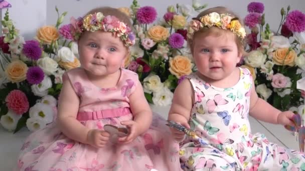 Slow Motion Dwie Dziewczynki Sukienkach Pokoju Kwiatami — Wideo stockowe
