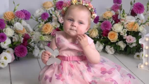 Nettes Kleines Mädchen Einem Rosa Prinzessinnenkleid Mit Einer Blume — Stockvideo