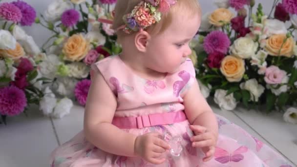 Slow Motion Baby Dziewczyna Różowej Sukience — Wideo stockowe