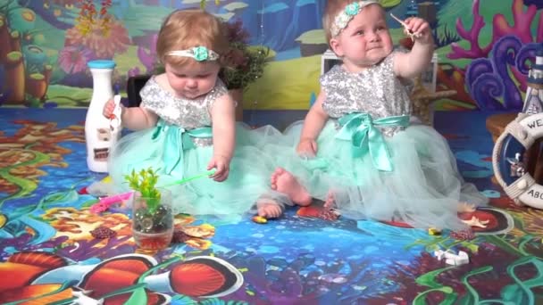 Crianças Pequenas Adoráveis Ternos Verão Sorrindo Estúdio Estilo Mar — Vídeo de Stock
