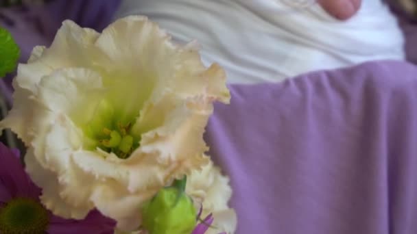 在花朵背景上缓慢运动的新生儿 — 图库视频影像