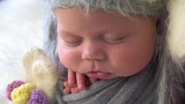 Neugeborenes Baby Hasenkostüm Neugeborenes Baby Lächelt Traum Hasenkostüm — Stockvideo