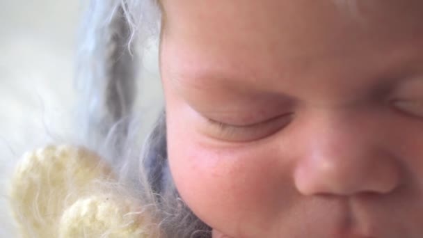 Bebé Recién Nacido Cámara Lenta Sombrero Durmiendo Con Juguete — Vídeo de stock