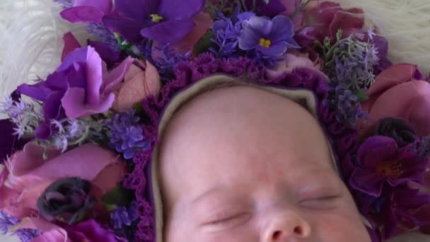Slow Motion Nyfödd Flicka Vacker Baby Blommor Baby — Stockvideo
