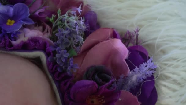 Bebé Recién Nacido Cámara Lenta Capullo Bebé Con Decoración Flores — Vídeos de Stock