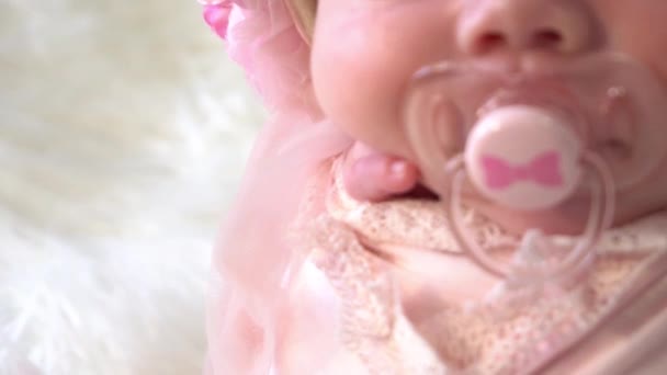 Bebé Recién Nacido Con Una Diadema Flor Rosa — Vídeo de stock