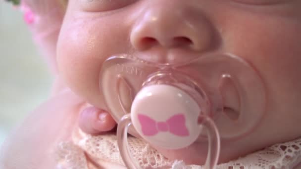 Yavaş Çekim Yakın Çekim Güzel Uyuyan Kız Bebek — Stok video