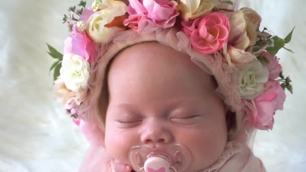 Slow Motion Petite Fille Mignonne Bébé Avec Une Fleur Adorable — Video