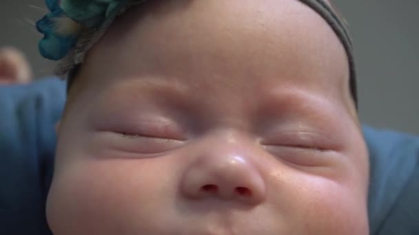 Pasgeboren Met Strikken Haar Hoofd Mooie Baby Meisje — Stockvideo