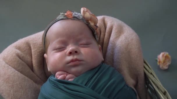 Schattig Pasgeboren Meisje Slaapt Heeft Een Strik Haar Hoofd Bedekt — Stockvideo