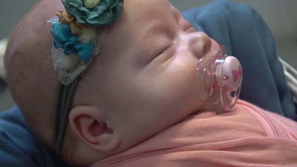 Zeitlupe Porträt Eines Einen Monat Alten Schlafenden Neugeborenen Mädchens — Stockvideo