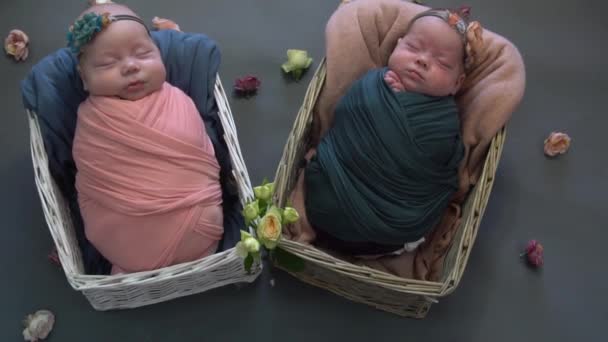 Slow Motion Två Flickor Tvillingar Nyfödda Sova Sängen — Stockvideo